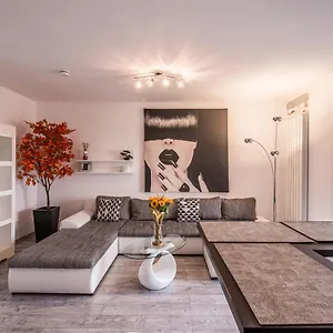 Апартаменты 2-room Penthouse Plaza P1